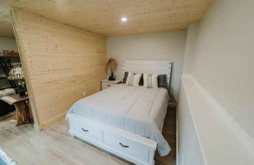 NEW! Modern Getaway - Hot Tub l Fire Pit l Pool table - Foto 33