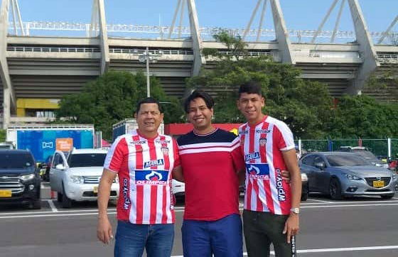 Match de football à Barranquilla avec des supporters locaux - Photo 8