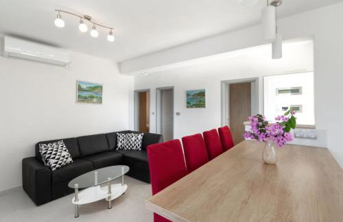 Modern Villa with Pool - Photo 2