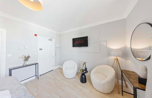 Modern King Bed WiFi Kitchen Perfect for Long Stay - Foto 14