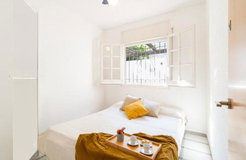 "Charm & Cozy 4BR - 3BA with Pool & Barbecue" - Photo 22