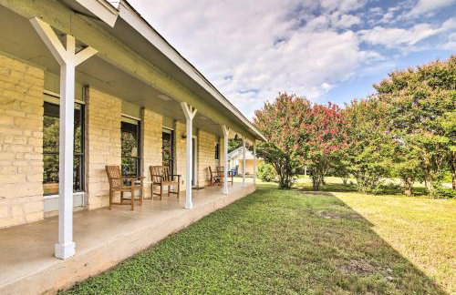 Bright Jonestown Retreat with Yard and Porch! - Foto 1