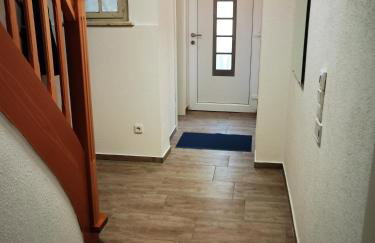 Modernes behagliches Haus mit Kamin, Terrasse und Garten - Foto 17