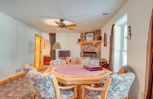 Lakefront Tomahawk Getaway with Deck and 2 Fireplaces! - Foto 9