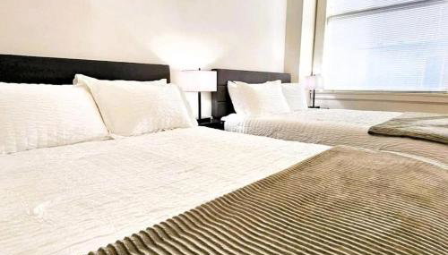 Spacious Loft with Fireplace - near CSU, Playhouse, Progressive field, R&R Hall of Fame with Gym & Sauna and Sleeps 12 - Foto 4