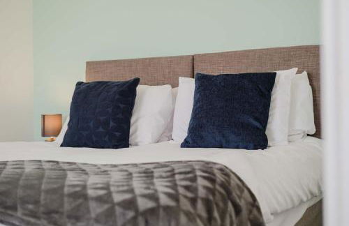 Modern and Comfortable Home away from Home - Photo 53