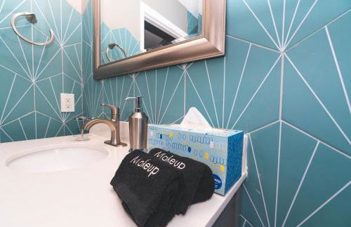 Golfers Paradise 4-hole PUTT-PUTT, Mega Chess with huge backyard, hammock - Photo 32