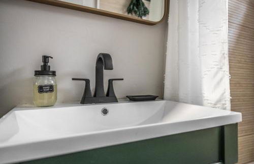 Mid-Century Modern Retreat in Little Italy - Foto 45