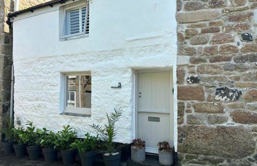 The Old Gallery - Charming Coastal Escape For Two - Photo 2