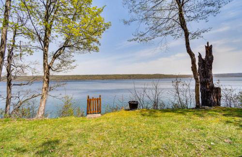 < 1 Mi to State Park: Trumansburg Cottage w/ Deck! - Foto 1