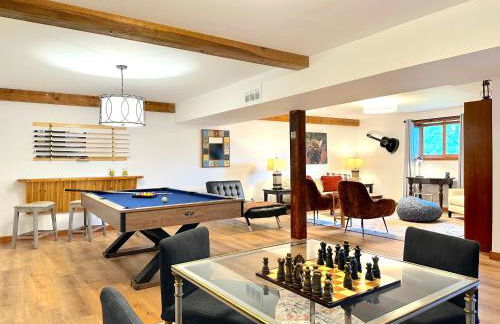 Stylish Mountain Chalet 15mins to Gore Mountain , Large Hot Tub, Playroom & Large Heated Pool - Foto 3