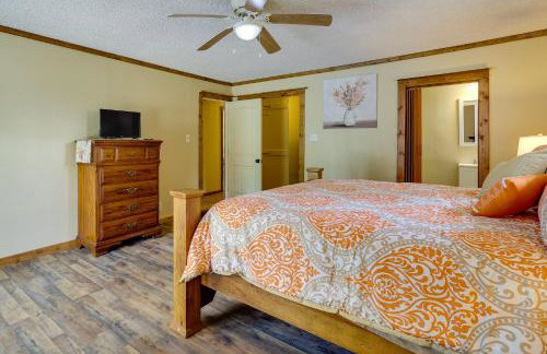 9 Mi to Grove: Home w/ Fire Pit in Southwest City - Foto 15
