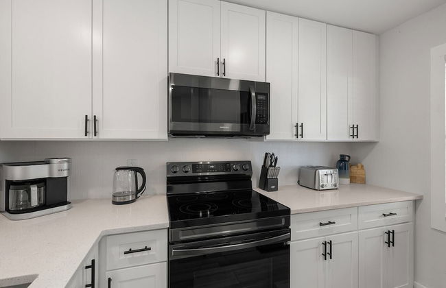 Relaxing 2BR Florida Home Close to Beach - Photo 15