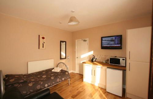 Central Studios Gloucester Road by RoomsBooked - Free Parking - Photo 10