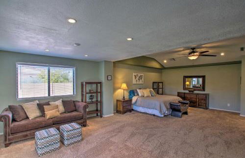 Group Getaway with Pool and Putting Green in Glendale - Foto 15