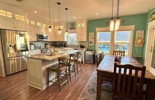 Canal Front Retreat w Boat Dock & Coastal Views - Foto 1