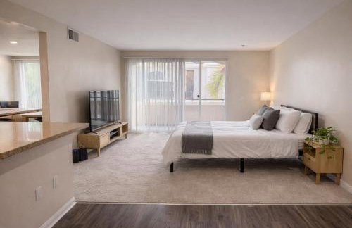 Modern 1 & 2 Bedroom Apartments Near Venice & MDR with Pool Gym & Cinema - Foto 21