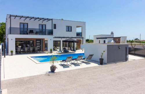 Luxury Villa with extra heated pool with hydromassage, biliard near town center and beach by WiiBuk - Foto 11