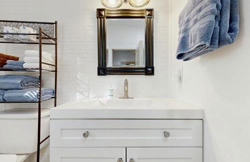 Historic charmer with updated appliances, enclosed yard, & AC - near downtown - Foto 16