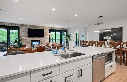 6BR Sand Valley Lodge with Hot Tub Bar & Putting Green - Foto 27