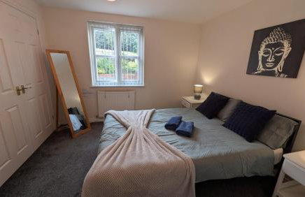 Large Modern House With Private Parking - Photo 78