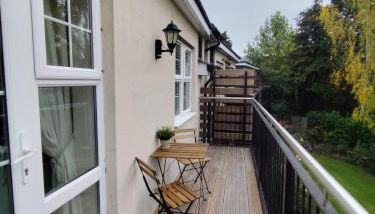 SIX at Wooburn Green Cosy Retreat with Balcony near LEGOLAND Lapland UK and Windsor - Foto 2, Garden, Garden view