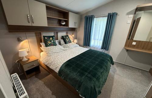 LuxeHaven at Tattershall Lakes Park with Hot Tub - Foto 31