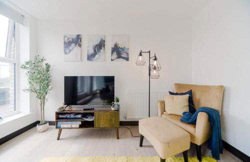 Step Free 2 Bed 2 bath Oasis FlatIClose to David Lloyd Gym with Fully Equipped Kitchen& Parking in DartfordIMins from station and 45 mins into Central London - Photo 1