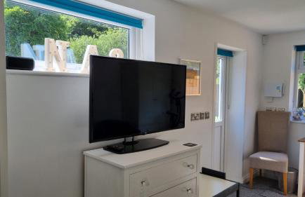 Sittingbourne 1 bed self-contained annex, with parking - Photo 16