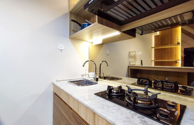 Fancy And Nice 1Br With Extra Room At Amartha View Apartment - Photo 8