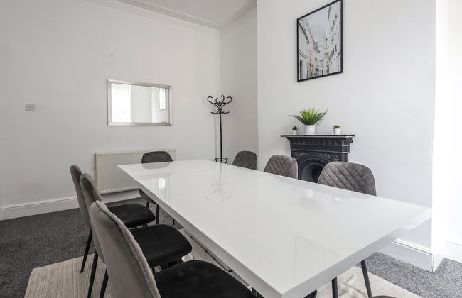 Spacious 4 Bed House in Birmingham, Suitable for Contractors - Photo 20