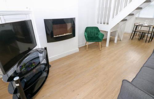 Holly House - Photo 5