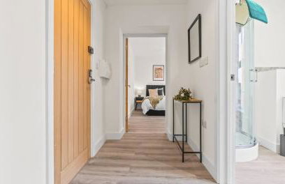 2BR Apartment with Sofa bed I Prime Town Centre Location I Gold St D-Lux, Modern Amenities, Walk to Train, Bus Stations, Shops & Cafés I Leisure and Business Stays Welcome - Foto 13