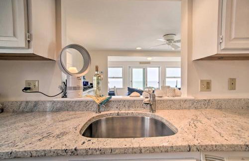 2 Decks and Beach Access Oceanfront Getaway! - Foto 12