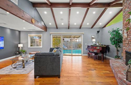 Luxury Estate with Sparkling Pool & Elegant Amenities - Foto 28