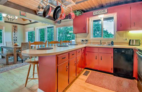 Conway Area Chalet with Mountain Views and Fire Pit! - Foto 8