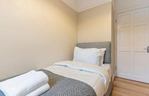 Modern 4 Bed house Ideal for Groups, Contractors near City Airport & O2 Arena, free parking & Wifi included - Foto 28