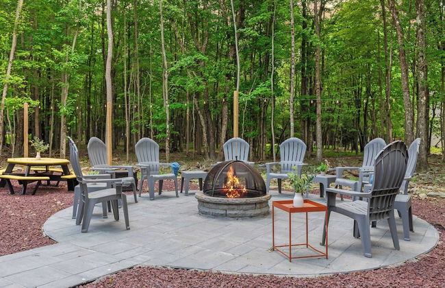 Maple Oasis by Avantstay Newly Built w/ Hot Tub, Game Room & Fire Pit - Photo 3