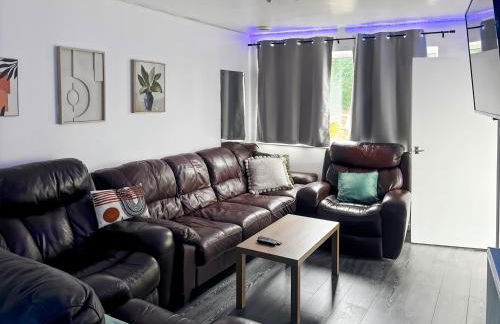 Family Holiday Home With Hot Tub & Sauna Sleeps 8 - Foto 4