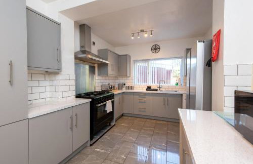 Large House for Groups with Huge Driveway - FREE PARKING - Photo 11