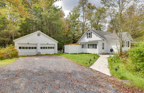 Explore the Poconos! Cozy Creekside Cabin with Patio - Foto 39