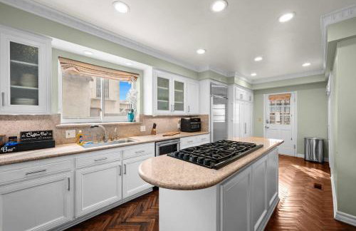 Spacious 5BR LA Villa with Pool Spa & Game Room - Foto 17