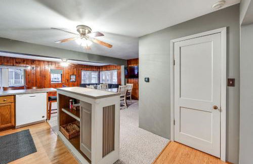 Clear Lake Vacation Rental Walk to City Beach! - Foto 10