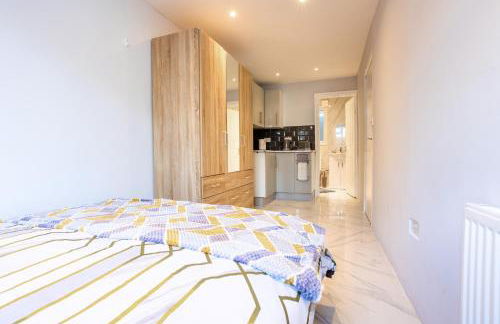 Amazing 3 bedroom, 2 bathroom, ground floor flat with garden, near train Station and bus stop - Foto 26