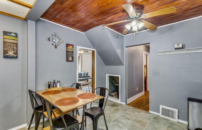 Cute Cozy and Cheerful 3 Bedroom House - Photo 19