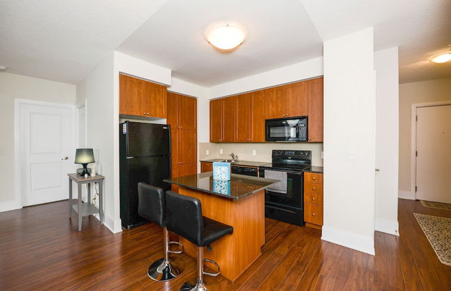 Sarkar Suites - 330 Burnhamthorpe Road - Photo 8