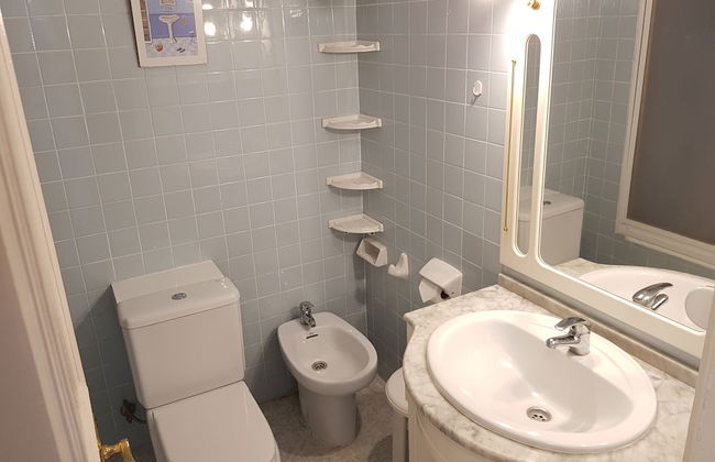 Sky-High Seaside Fuengirola Flat - Photo 11