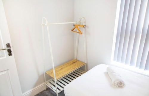 4 Bedrooms Spacious House With 2 Bathrooms Free Parking - sleeps up to 10 guests - Foto 19