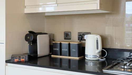 Modern Top-Floor 2-Bedroom, 2-Bathroom Apartment with Lift & a Private Balcony, Sleeps 6 - Foto 5, stove