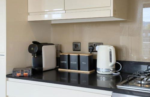 Modern Top-Floor 2-Bedroom, 2-Bathroom Apartment with Lift & a Private Balcony, Sleeps 6 - Foto 5